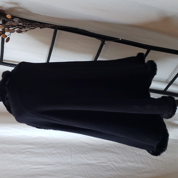 east 5th Fir Trimmed Cape - Picture 4 of 5